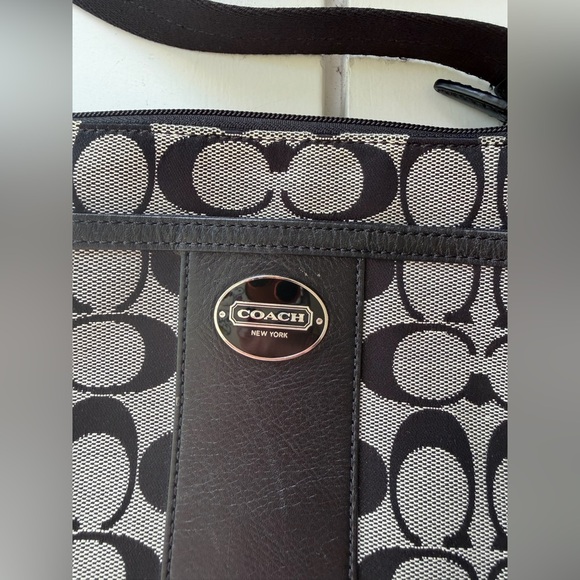 Gorgeous COACH Black & Gray Signature Crossbody. Very clean EUC - Picture 4 of 13
